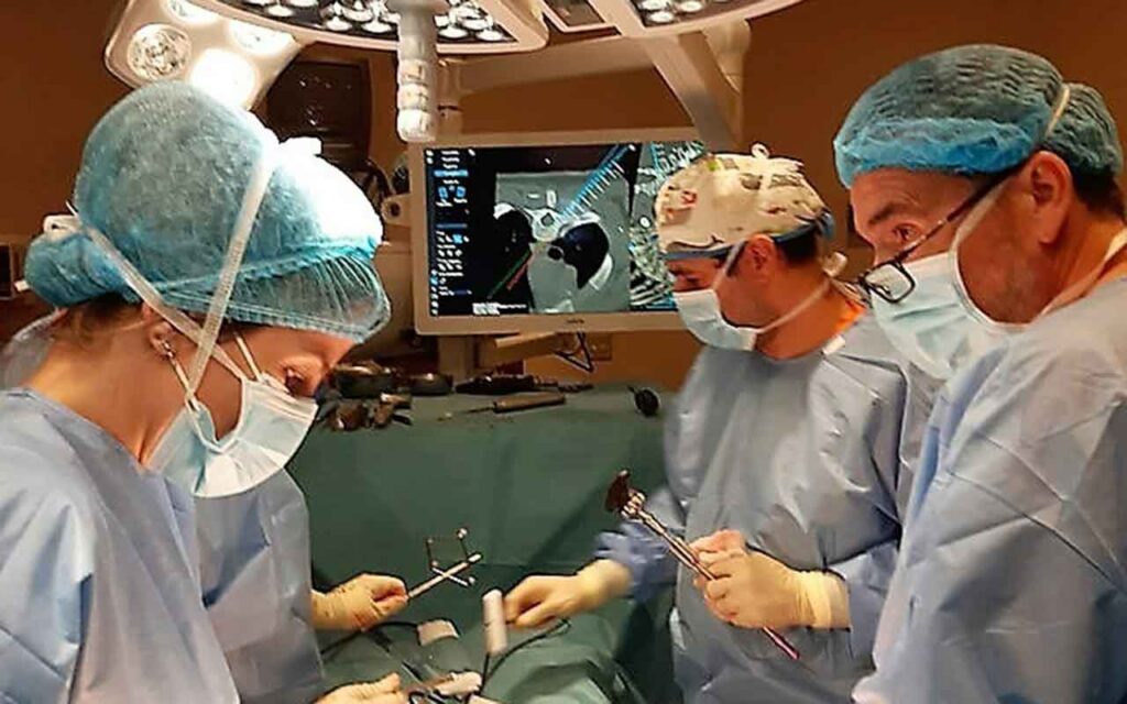 Primera operación de escoliosis con tecnología 7D en la sanidad privada madrileña