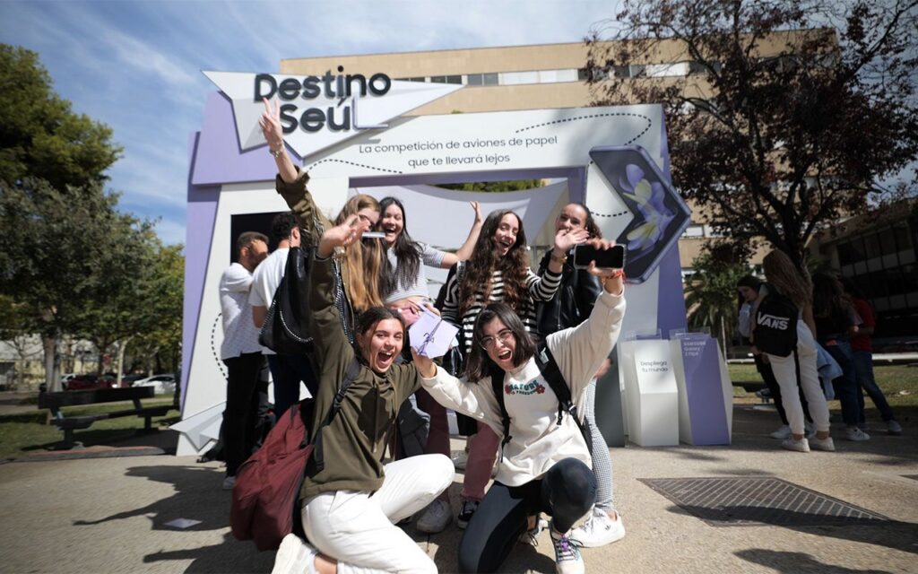 Samsung reta a los universitarios españoles a realizar el mejor avión de papel para visitar Corea junto a la marca