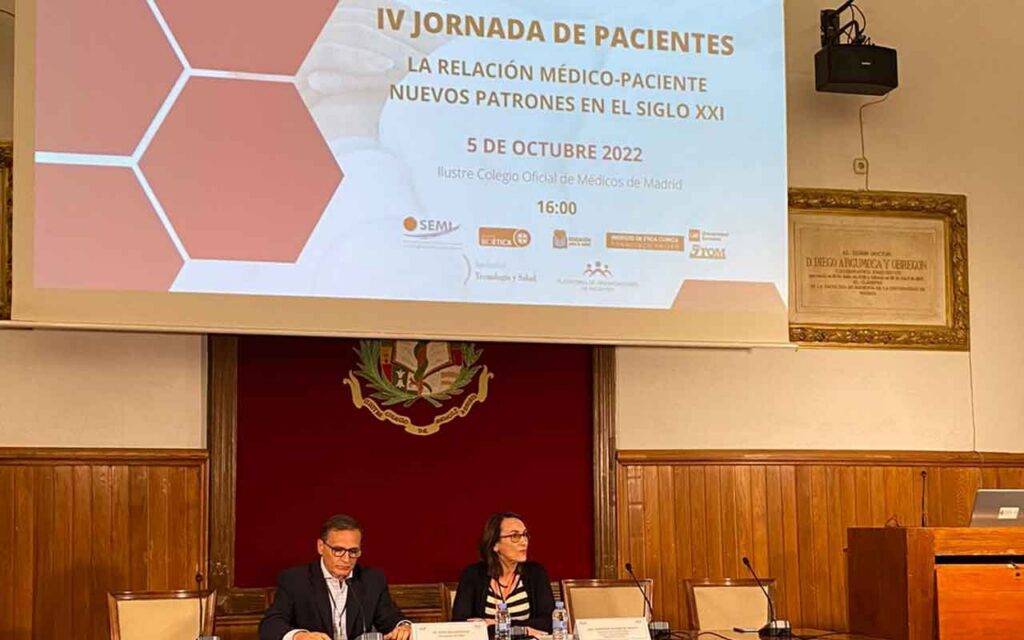 Médicos internistas analizan cómo ha cambiado y hacia dónde debe avanzar relación médico-paciente desde la tecnoética