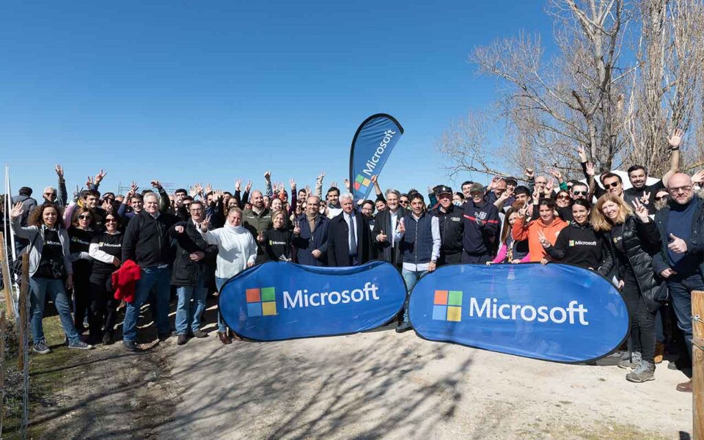 Microsoft, en su compromiso por la sostenibilidad medioambiental, planta 2.000 árboles en San Sebastián de los Reyes, Madrid