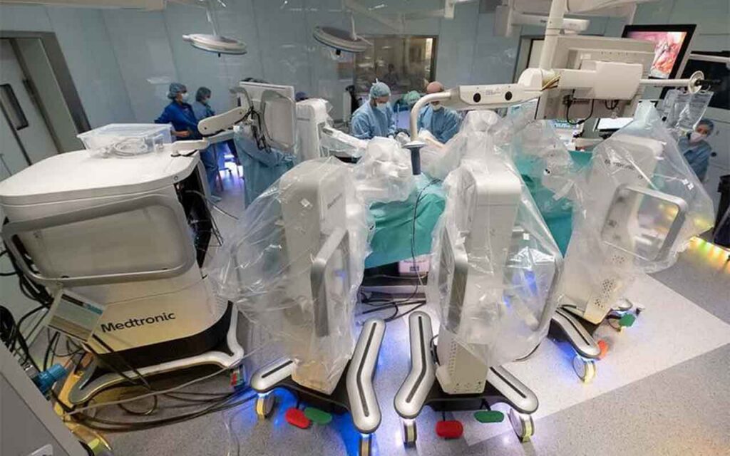 El Clínic, primer hospital público del España que opera con el robot Hug