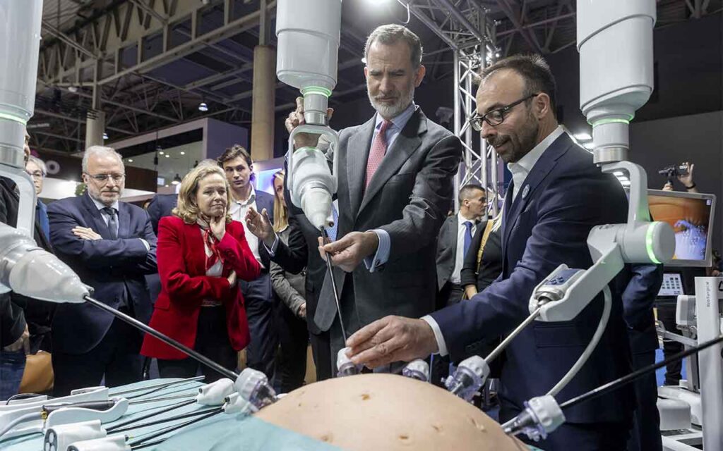 Rob Surgical presenta su robot de cirugía híbrida