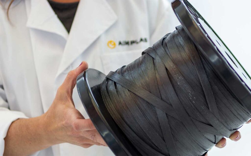 Biocomposites multifuncionales y ligeros hechos de plástico reforzado con fibra de carbono para reducir el peso estructural de los vehículos