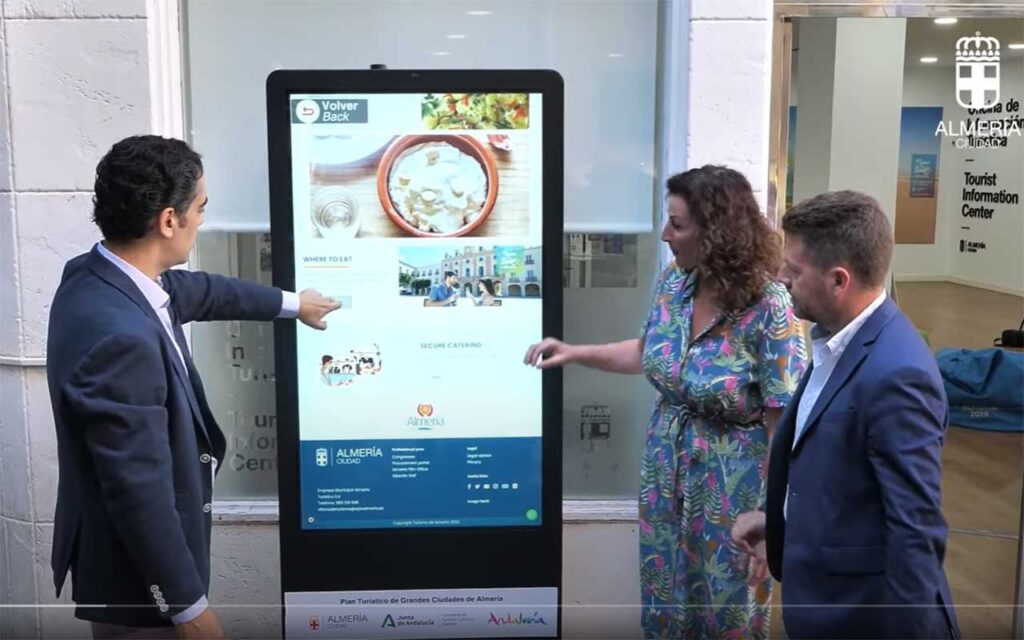El Ayuntamiento de Almería instala 17 tótems digitales para mejorar la experiencia de quienes visitan la ciudad