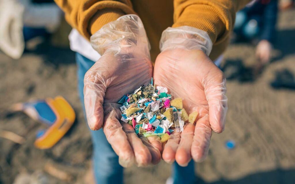 Diseñan una proteína artificial capaz de filtrar y degradar plásticos