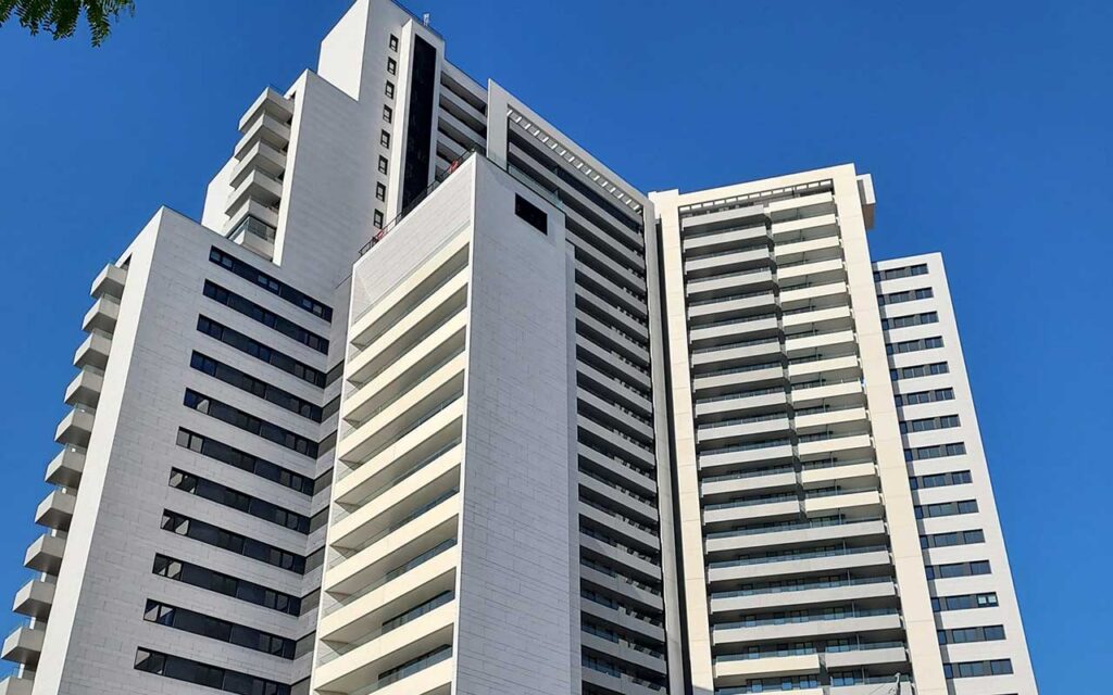 Fachada Sika Coteterm en el edificio residencial más alto de Zaragoza
