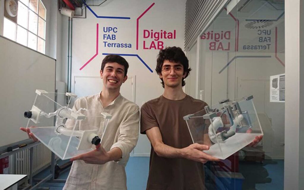 Dos estudiantes de la UPC fabrican dos biomodelos de arterias con impresión 3D para el entrenamiento de cirujanos