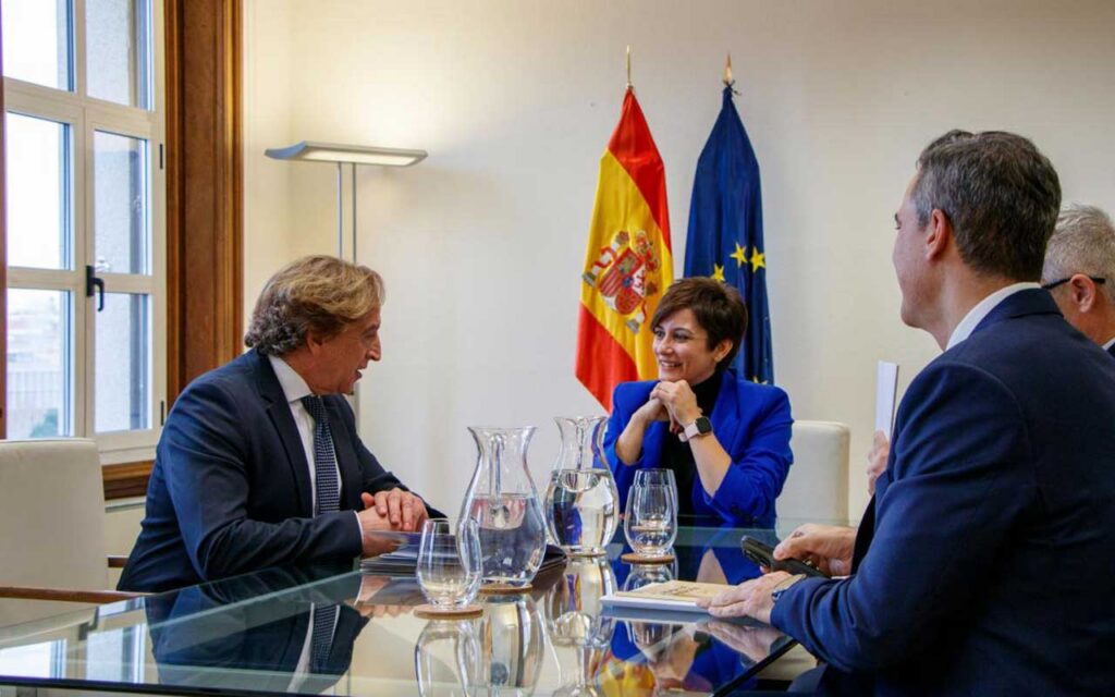 La relación entre edificios y salud centra la primera reunión de la ministra de Vivienda con los arquitectos técnicos