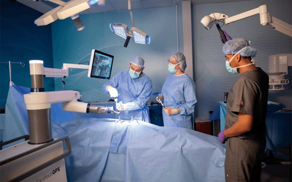 El brazo robótico que aumenta la precisión en neurocirugía y cirugía de columna llega a los primeros hospitales españoles