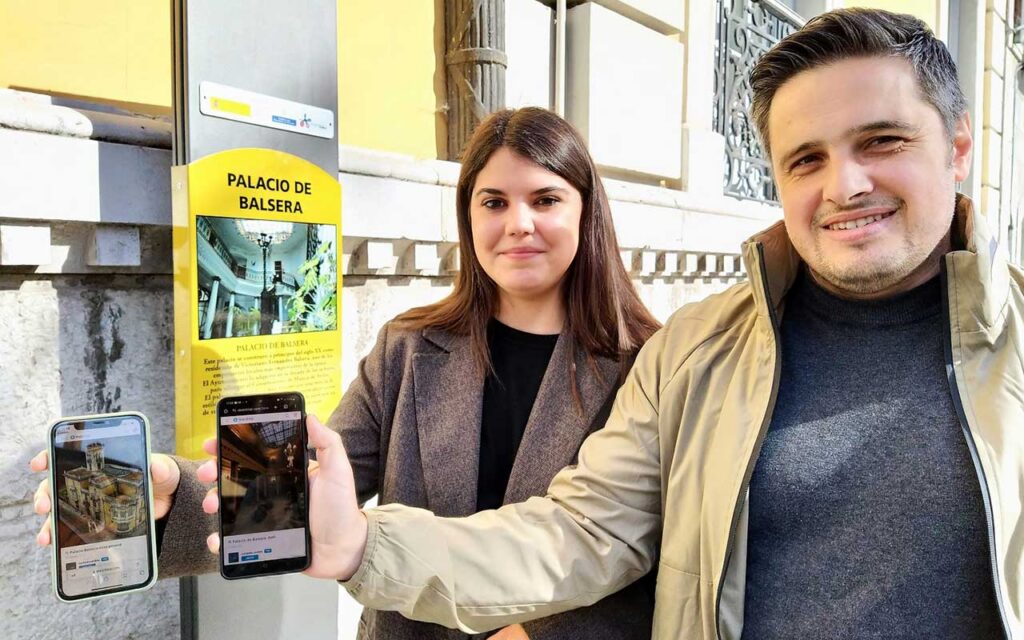 Avilés renueva sus tótems de información turística y estrena visita virtual a 3 monumentos