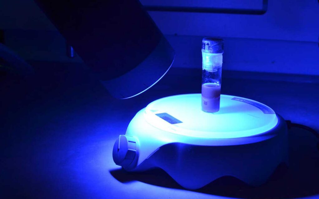 La fotoquímica convierte residuos de disolventes de tintorería en productos químicos útiles