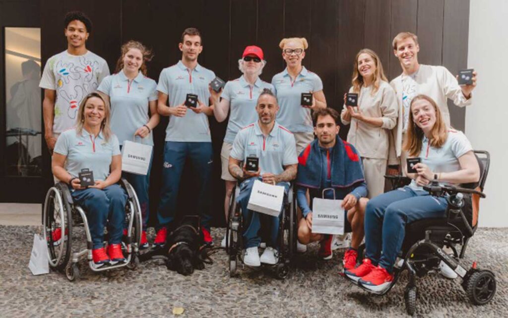Samsung entrega a la delegación paralímpica española los Galaxy Buds2 Pro durante la presentación de la equipación oficial de los Juegos Paralímpicos de París