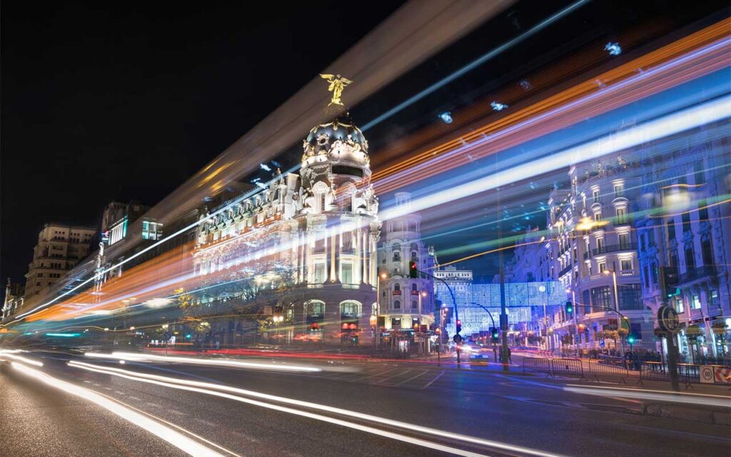 Vista de Madrid como hub tecnológico con innovación digital en salud, banca y seguros, destacando su ecosistema de talento e inversión.