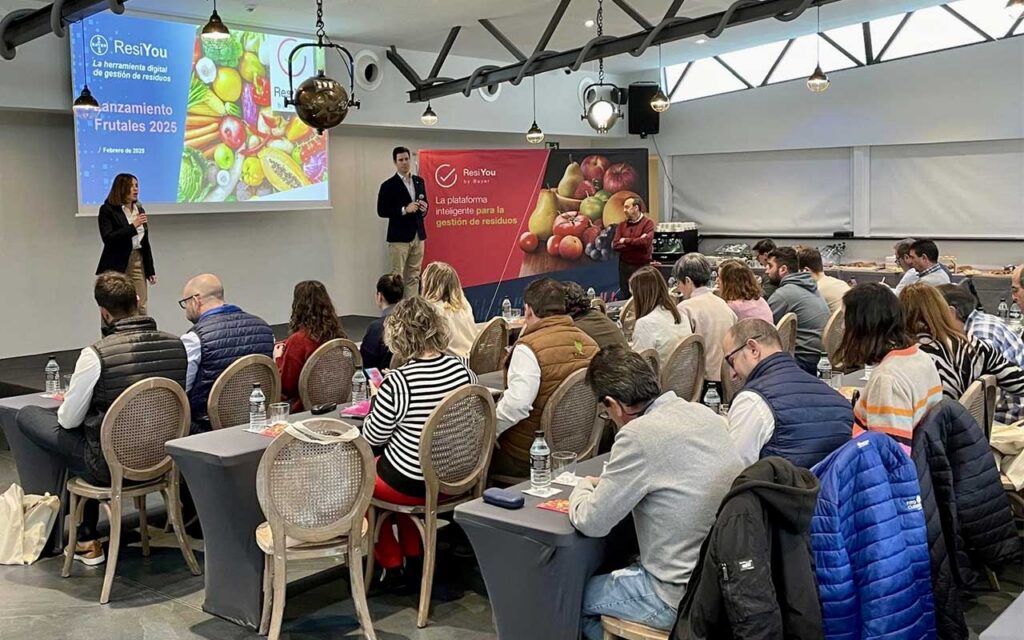 Plataforma ResiYou de Bayer mostrando predicciones de residuos fitosanitarios en cultivos de frutas de hueso y pepita mediante Inteligencia Artificial.