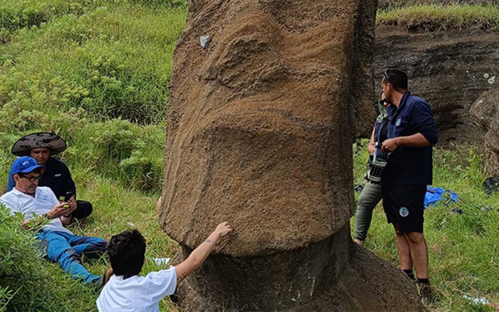 Investigadores estudiando los moáis de Isla de Pascua con tecnología no invasiva para evaluar los daños del incendio de 2022 y desarrollar estrategias de conservación