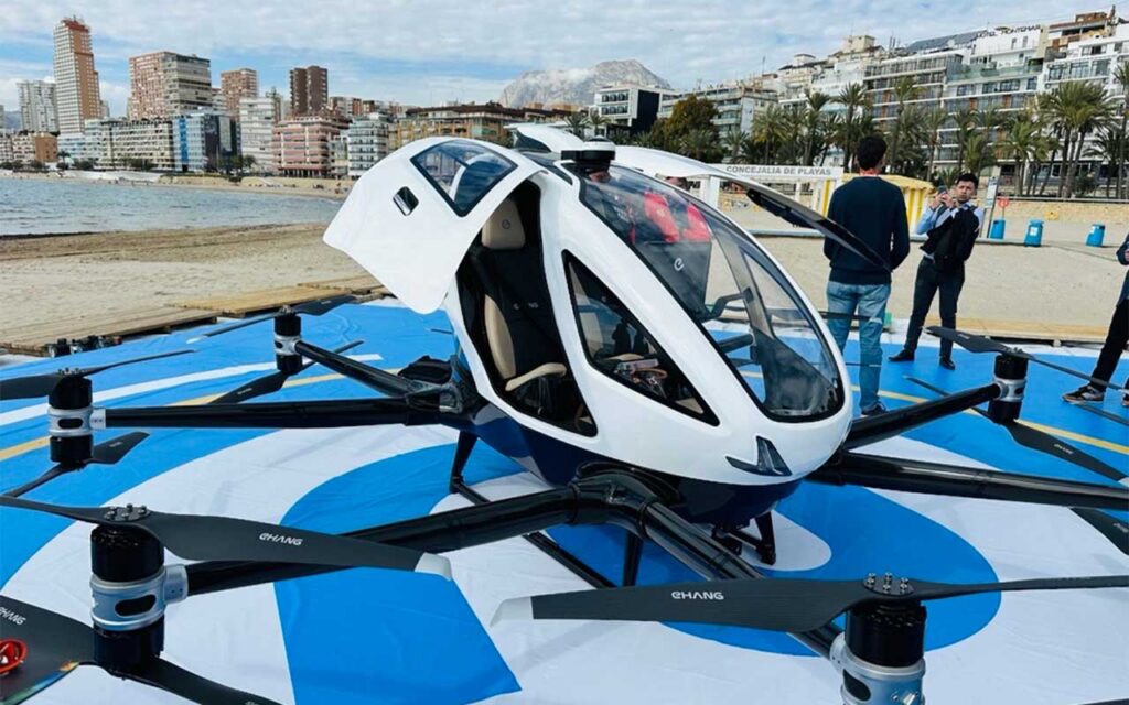 Vuelo simultáneo de un aerotaxi EH216-S y varios drones en Benidorm, parte del proyecto U-ELCOME para la integración del tráfico aéreo no tripulado