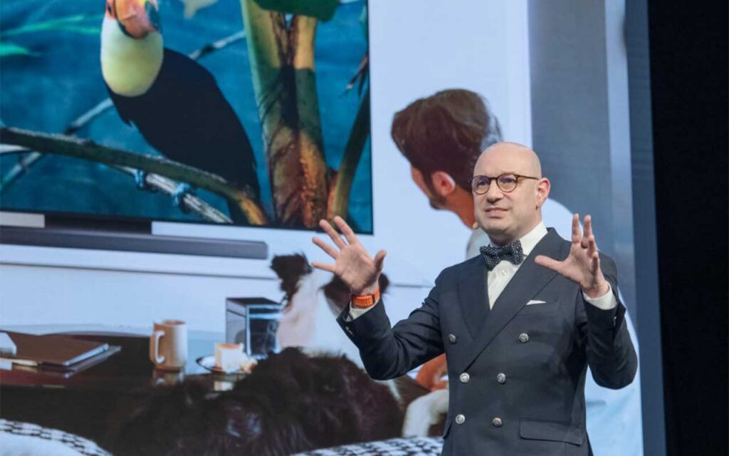 Benjamin Braun, director de Marketing de Samsung Europa, presenta las innovaciones en IA de Samsung en el evento "World of Samsung" en Frankfurt