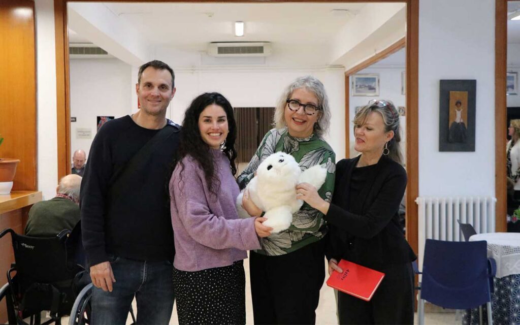 Investigadores presentan el robot Nuka en una residencia de Montblanc.