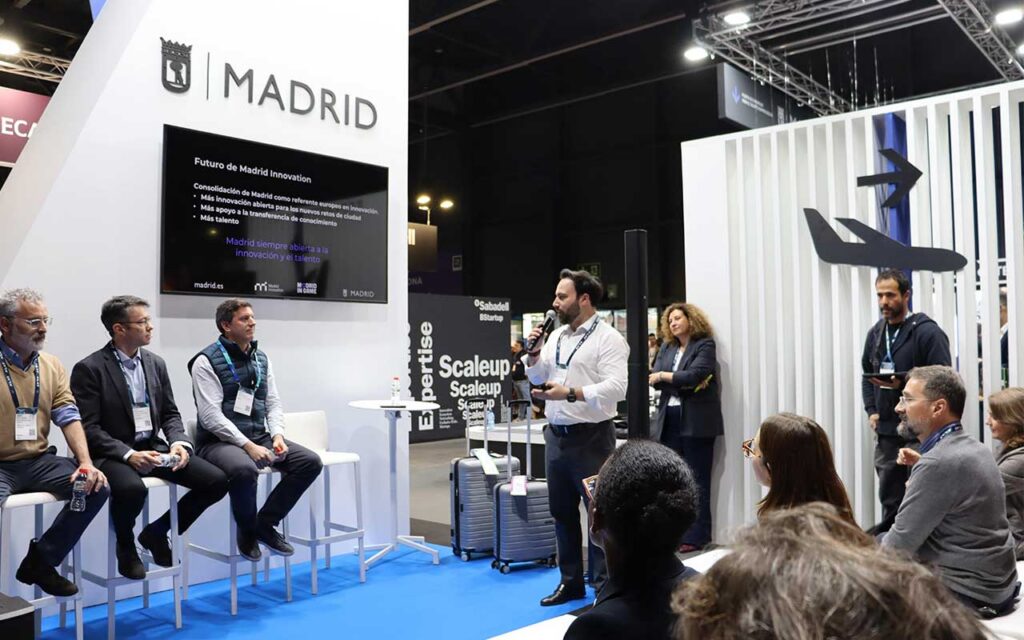 Estand de Madrid Innovation en 4YFN con Ángel Niño moderando una mesa de debate