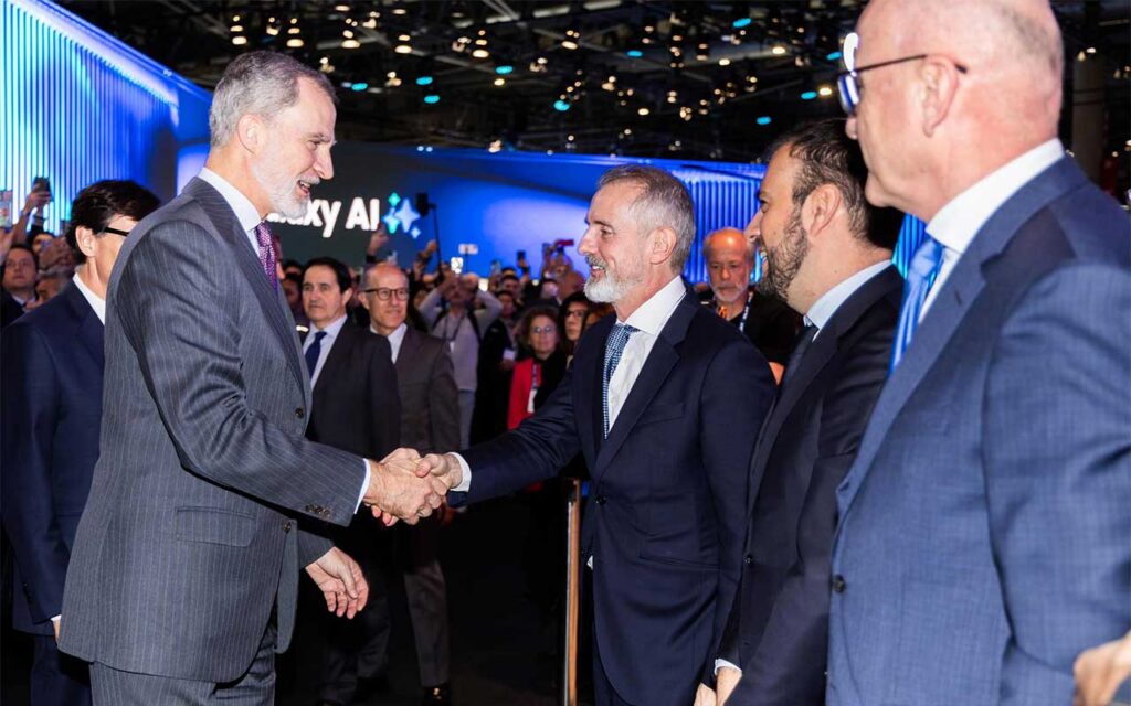 El Rey Felipe VI en el stand de Telefónica en MWC 2025
