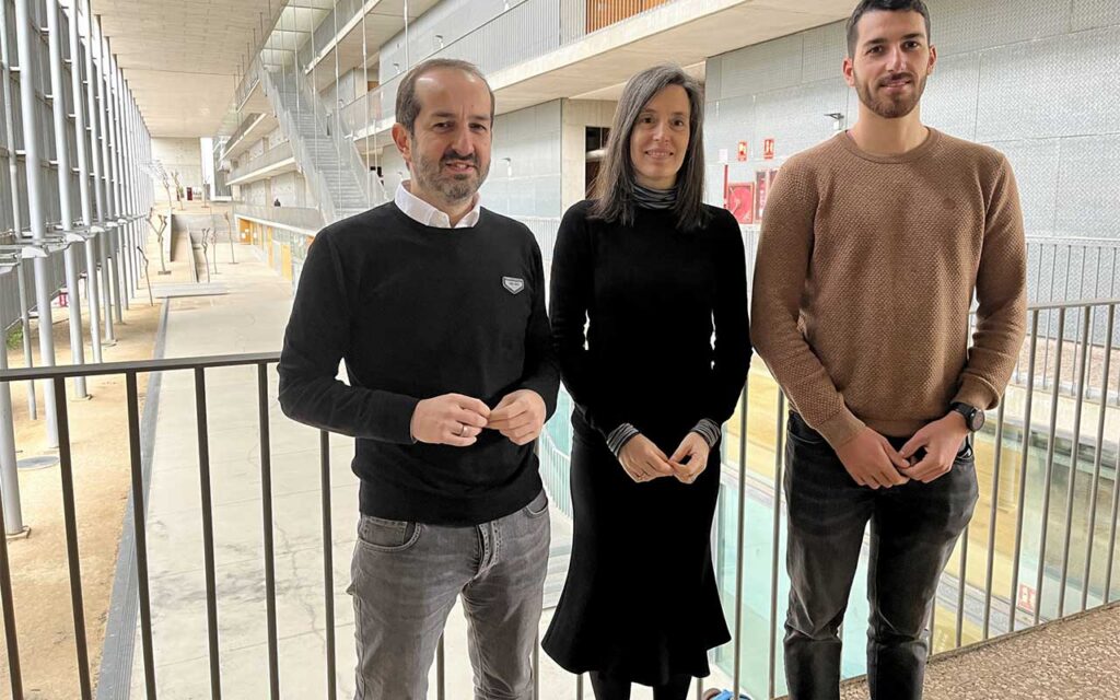 De izquierda a derecha, Roger Guimerà, Marta Sales-Pardo y Oriol Cabanes, investigadores del estudio sobre movilidad humana.