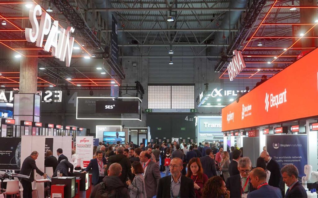 Vista del Pabellón de España en MWC25 con empresas y asistentes en el evento