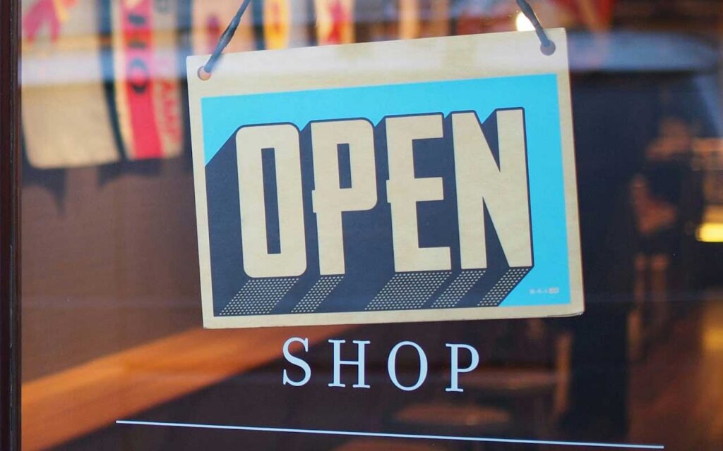 Calles comerciales de lujo en París, epicentro del turismo de compras internacional.
