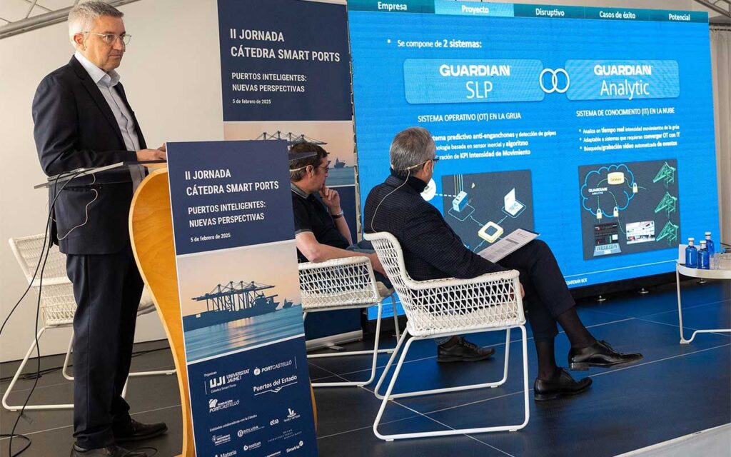 Javier Toscano presenting Guardian IIoT at II Jornada Cátedra Smart Ports