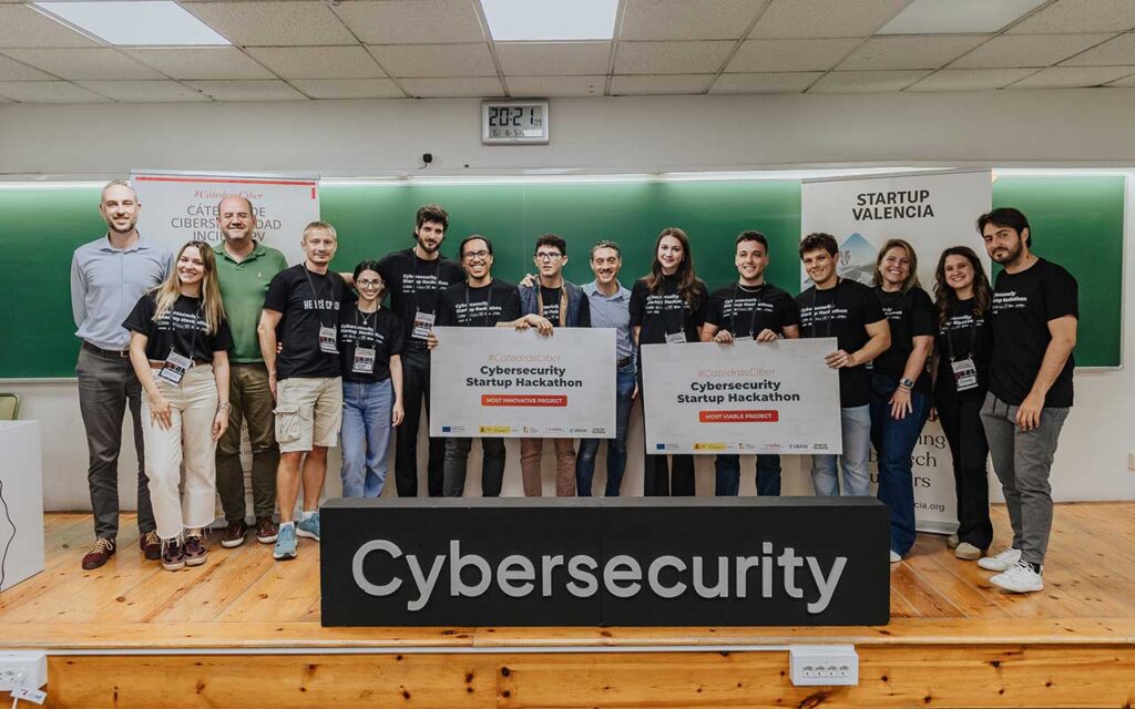 El equipo de Startup Valencia recibe un premio en la hackathon por su compromiso con la accesibilidad digital.
