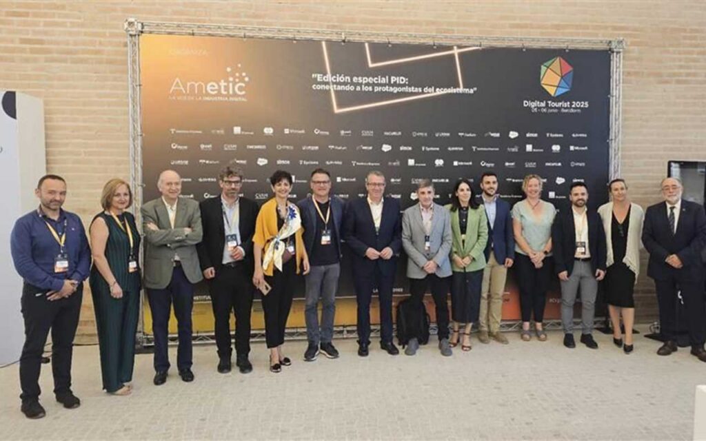 Ponentes clausura Digital Tourist 2025 en Benidorm durante sesión sobre destinos turísticos inteligentes y plataformas PID