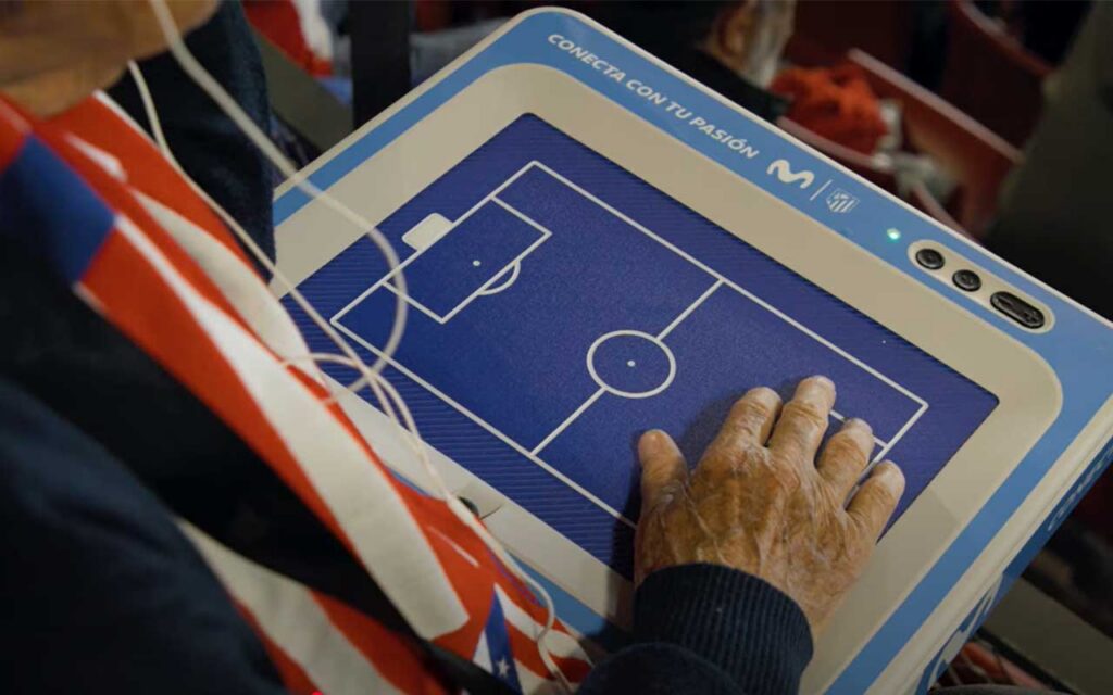 Aficionado con discapacidad visual utiliza tablet háptica y audiodescripción para seguir un partido en el estadio del Atlético de Madrid