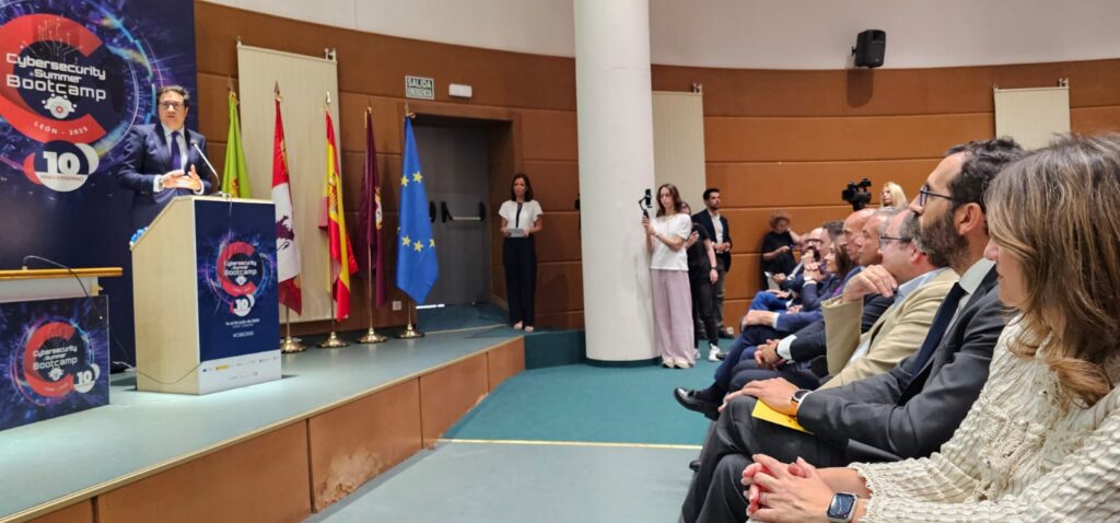 Óscar López cierra en León una edición histórica del Cybersecurity Summer BootCamp con participación récord de más de 500 profesionales de 27 países