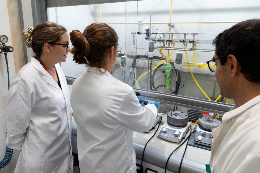 Desarrollan un método para producir plásticos y productos farmacéuticos sin metales ni disolventes tóxicos