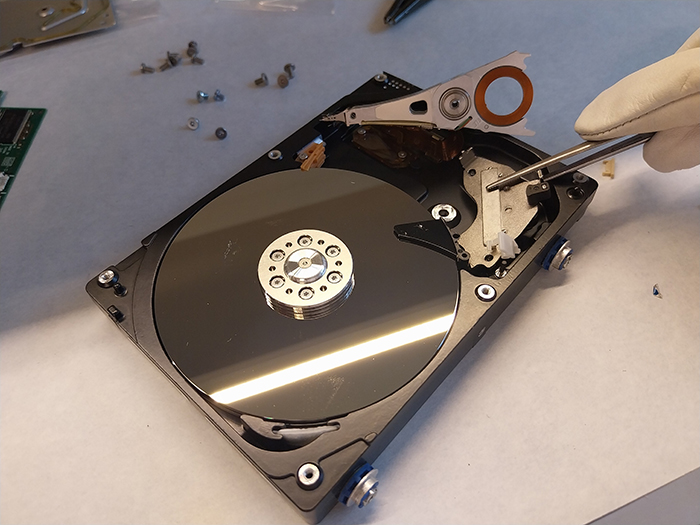 Ensayan nuevas tecnologías para reciclar los metales críticos presentes en los componentes de los ordenadores