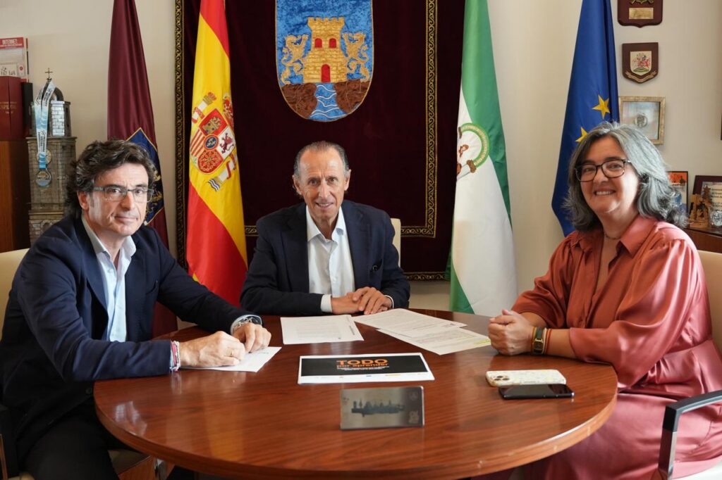 El Ayuntamiento de Chiclana y Orange formarán en nuevas tecnologías a casi 600 mayores en el marco del programa “Mayores Conectados”