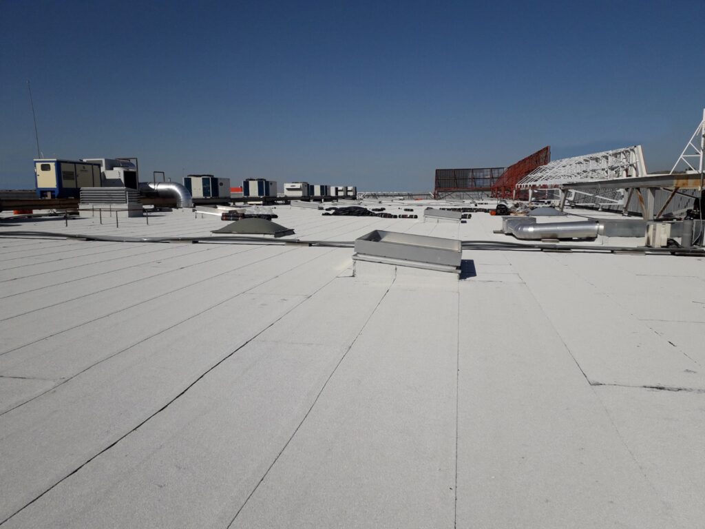 Las cubiertas fotocatalíticas neutralizan los contaminantes y mejoran la calidad del aire en las ciudades