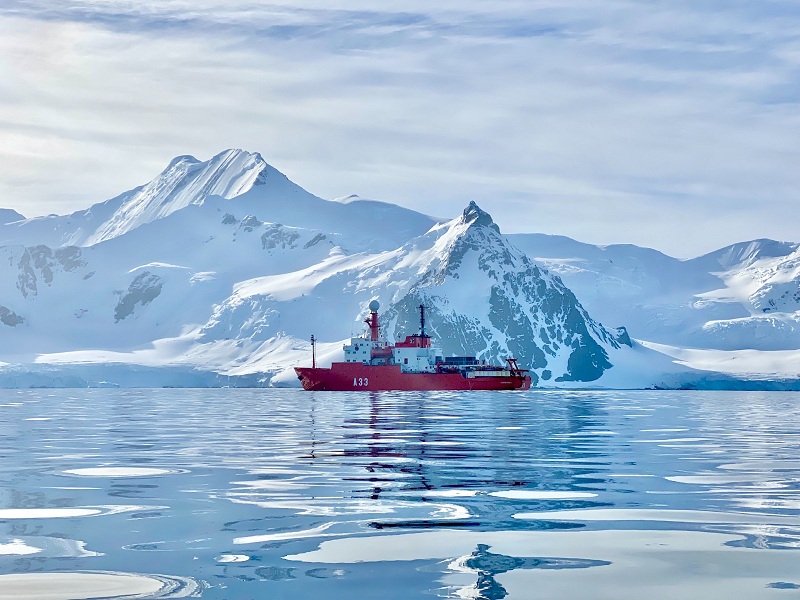 La Armada continúa su contribución a la comunidad científica con el inicio de la Campaña Antártica 2025-2026