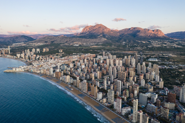 Benidorm: La paradoja de la densidad y el éxito de la precisión urbana
