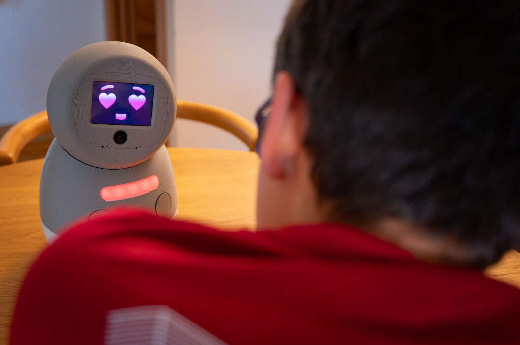 El CSIC desarrolla un robot con inteligencia emocional para apoyar terapias de niños con autismo