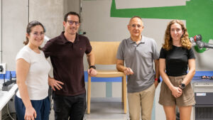 La UPV desarrolla un robot que pinta muebles imitando el movimiento humano
