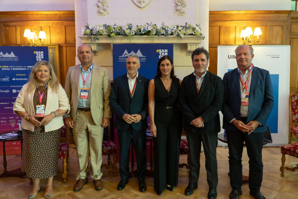 Participantes en el foro de Ciudades Inteligentes de AMETIC celebrado en Santander
