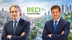 Composición con dos representantes de la RECI, su logotipo y un entorno urbano conectado