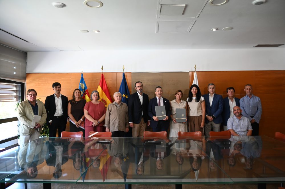Representantes de Samsung, Fundación ONCE y la Universitat Politècnica de València durante la firma del acuerdo