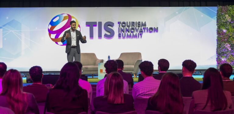 Ponente durante una sesión de TIS – Tourism Innovation Summit ante el público